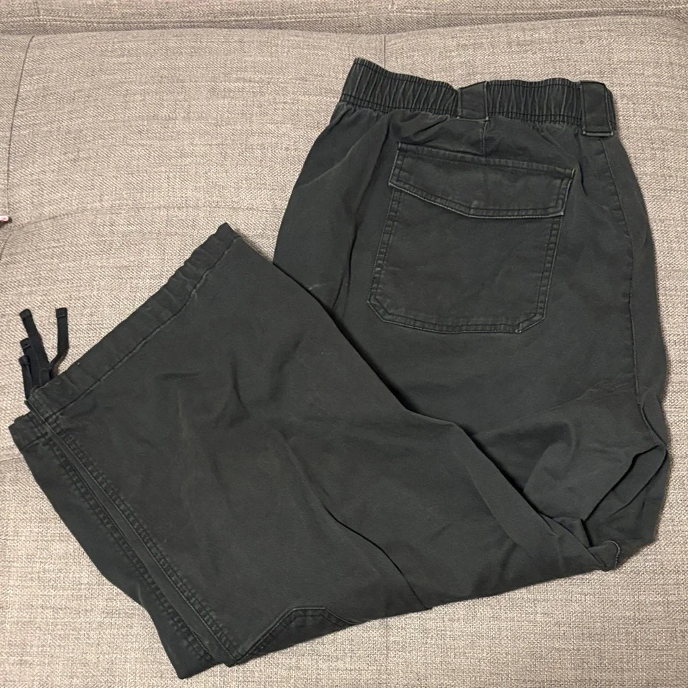 Old Navy Women's Dark Gray Cargo Pants - Picture 1 of 5
